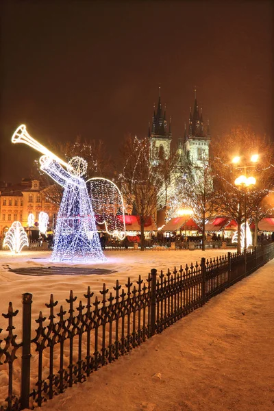 Weihnachtsstimmung auf dem verschneiten Altstadtplatz, Prag, Tschechische Republik — Stockfoto