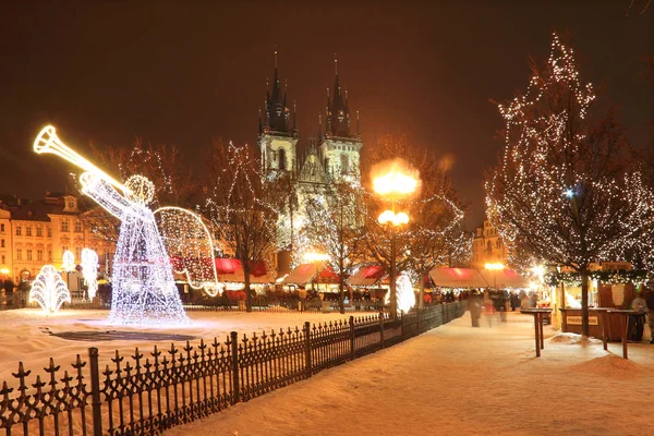 圣诞心情上雪夜老城广场，布拉格，捷克共和国 — 图库照片