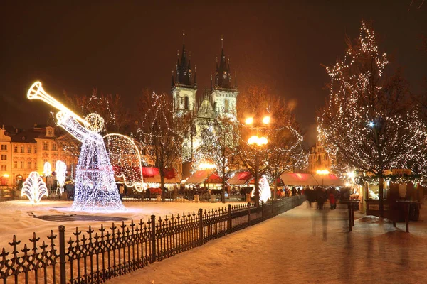 Humor de Natal na noite nevada Praça da Cidade Velha, Praga, República Checa — Fotografia de Stock