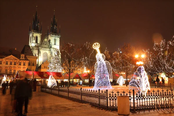 Kerstsfeer in de besneeuwde nacht Old Town Square, Prague, Tsjechië — Stockfoto