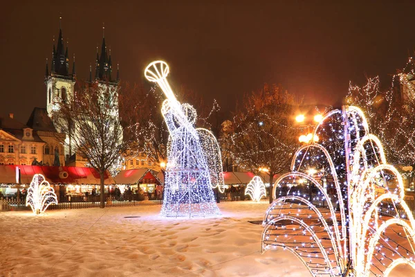 Kerstsfeer in de besneeuwde nacht Old Town Square, Prague, Tsjechië — Stockfoto