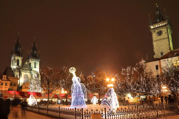 Karácsonyi hangulat a havas téli éjszakán Óvárosi tér, Prága, Cseh Köztársaság — Stock Fotó