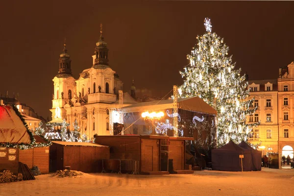 チェコ共和国の夜クリスマス雪プラハ市 — ストック写真