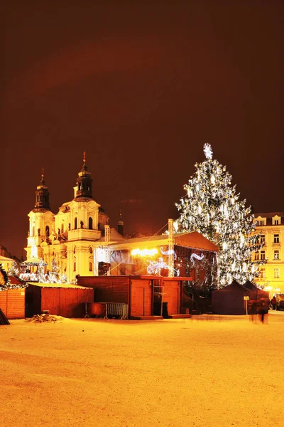 Weihnachtsstimmung auf dem verschneiten Altstadtplatz, Prag, Tschechische Republik — Stockfoto