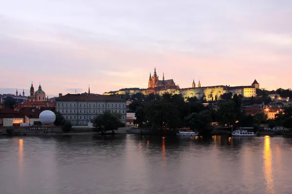 Natt färgglada Prague City ovanför floden Moldau, Tjeckien — Stockfoto