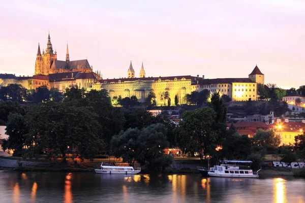 Noche colorida ciudad de Praga por encima del río Moldava, República Checa — Foto de Stock