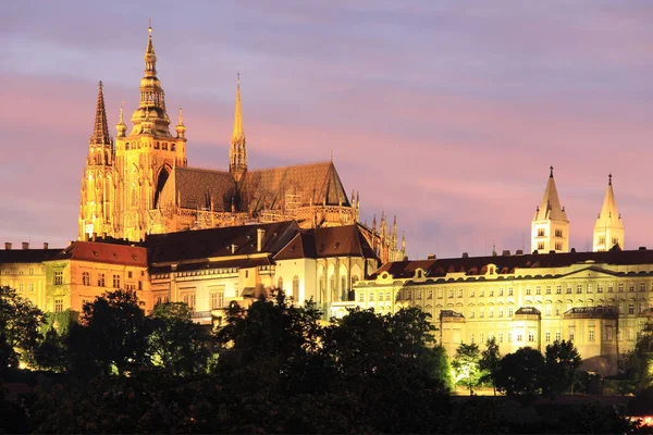 Nuit colorée Prague City au-dessus de la rivière Vltava, République tchèque — Photo