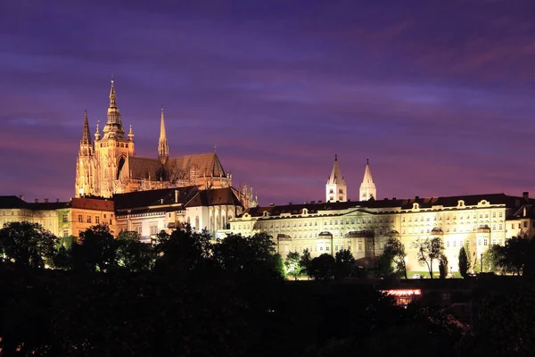 Éjszakai színes Prága város felett folyó Moldva, Cseh Köztársaság — Stock Fotó