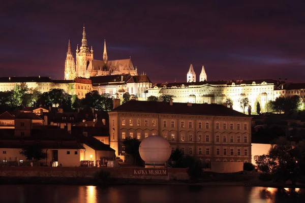 Noche colorida ciudad de Praga por encima del río Moldava, República Checa —  Fotos de Stock