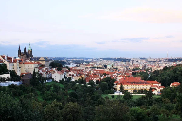 Noční barevné Praha město nad řekou Vltavou, Česká republika — Stock fotografie