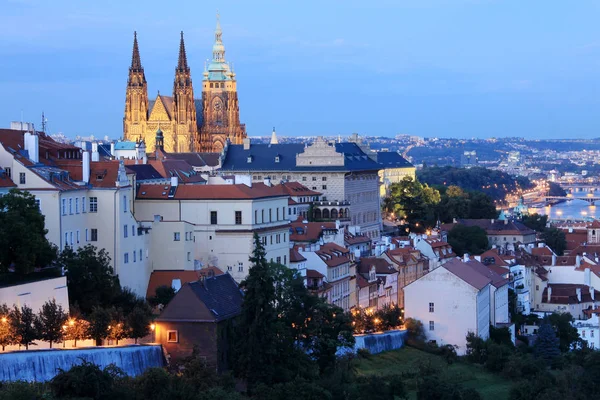 Nacht kleurrijke Prague City boven de rivier Moldau, Tsjechië — Stockfoto