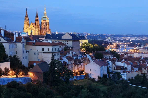 Nacht kleurrijke Prague City boven de rivier Moldau, Tsjechië — Stockfoto