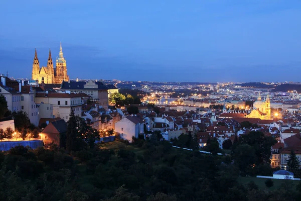 Nacht kleurrijke Prague City boven de rivier Moldau, Tsjechië — Stockfoto