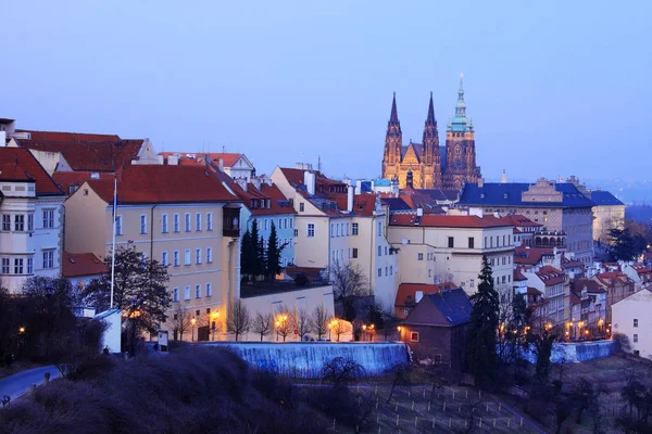 Nacht kleurrijke Prague City boven de rivier Moldau, Tsjechië — Stockfoto