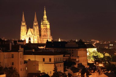 Gece renkli Prag şehir yukarıda Nehri Vltava, Çek Cumhuriyeti