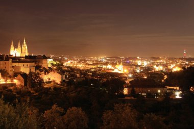 Gece renkli Prag şehir yukarıda Nehri Vltava, Çek Cumhuriyeti