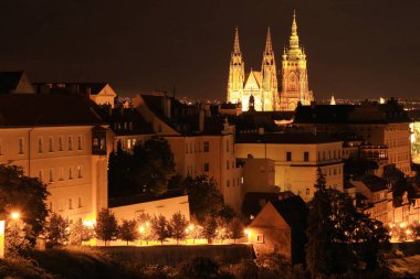 Gece renkli Prag şehir yukarıda Nehri Vltava, Çek Cumhuriyeti