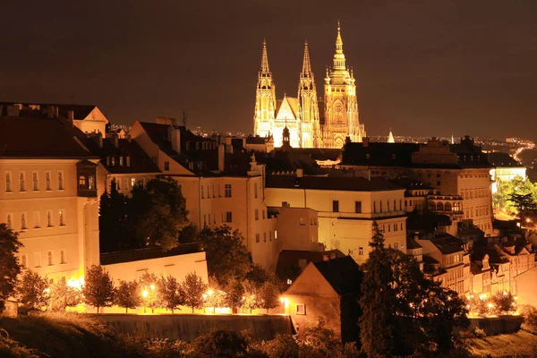 Éjszakai színes Prága város felett folyó Moldva, Cseh Köztársaság — Stock Fotó