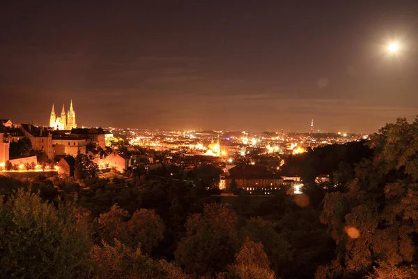 Natt färgglada Prague City ovanför floden Moldau, Tjeckien — Stockfoto