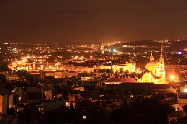 Notte colorato Praga Città sopra il fiume Moldava, Repubblica Ceca — Foto Stock