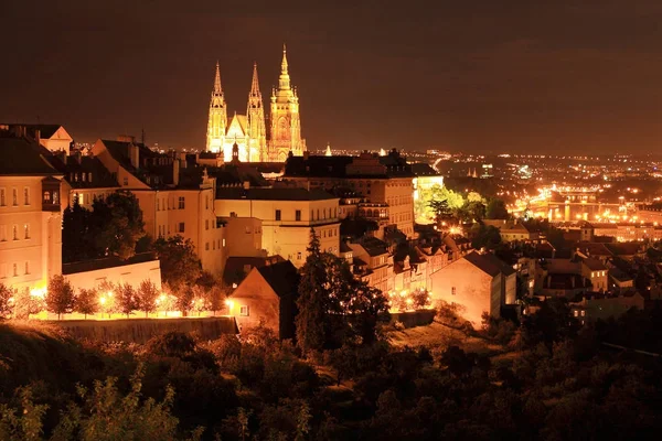 Noc kolorowe Praga miasto nad rzekę Vltava, Republika Czeska — Zdjęcie stockowe