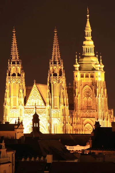 De gotische st. vitus kathedraal op de Praagse burcht in de nacht, Tsjechië — Stockfoto