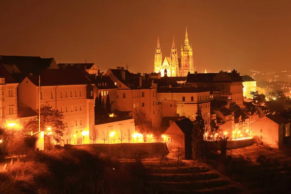 Gece renkli Prag şehir yukarıda Nehri Vltava, Çek Cumhuriyeti — Stok fotoğraf