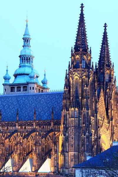 Cattedrale gotica di San Vito sul Castello di Praga nella notte, Repubblica Ceca — Foto Stock