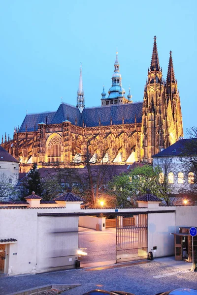 De gotische st. vitus kathedraal op de Praagse burcht in de nacht, Tsjechië — Stockfoto