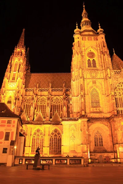 Gotik st. vitus Katedrali üzerinde gece, Çek Cumhuriyeti Prag Kalesi — Stok fotoğraf
