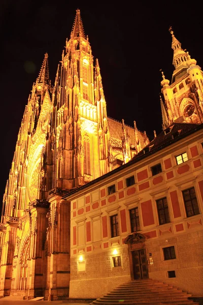 Catedral gótica de San Vito en el Castillo de Praga en la noche, República Checa —  Fotos de Stock