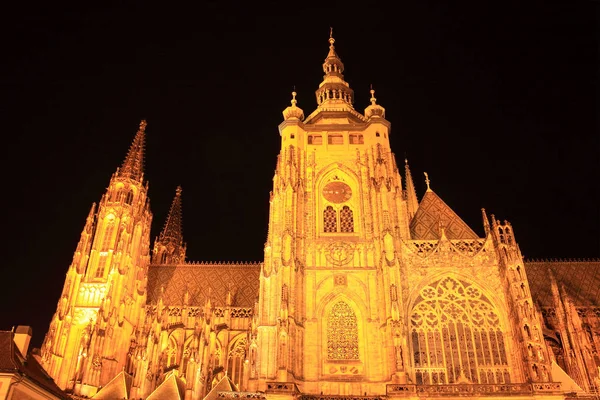 Gotik st. vitus Katedrali üzerinde gece, Çek Cumhuriyeti Prag Kalesi — Stok fotoğraf