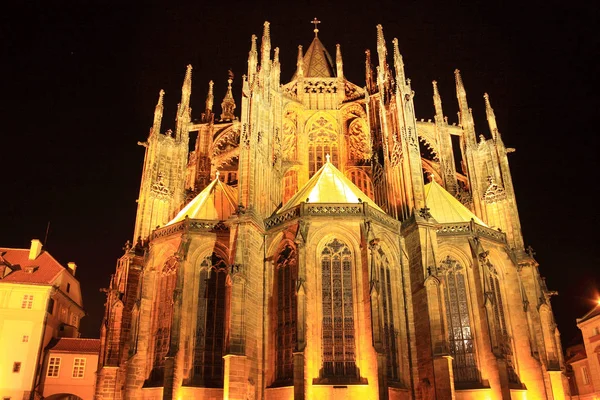 在夜里，捷克共和国布拉格城堡哥特式圣维特大教堂 — 图库照片