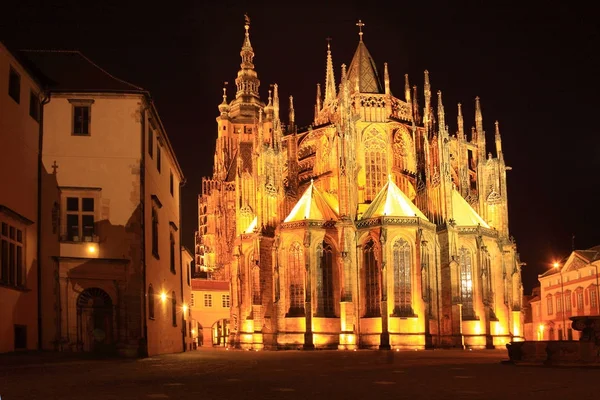 Catedral gótica de San Vito en el Castillo de Praga en la noche, República Checa — Foto de Stock