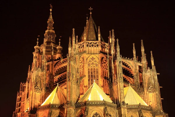 夜では、チェコ共和国プラハ城にゴシック様式の聖ヴィート大聖堂 — ストック写真