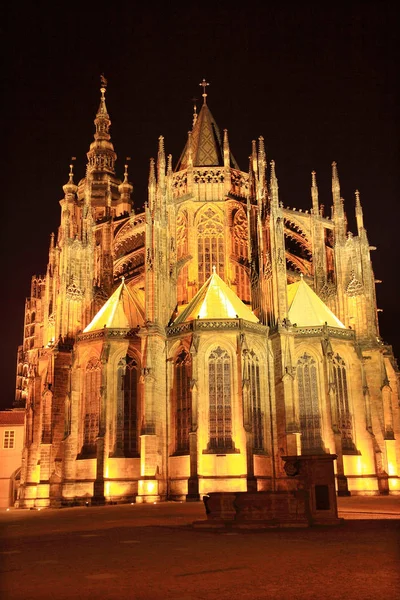 夜では、チェコ共和国プラハ城にゴシック様式の聖ヴィート大聖堂 — ストック写真