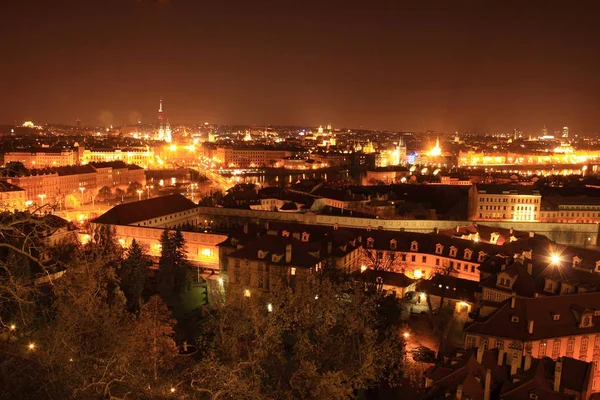 Nacht bunte Prager Stadt über der Moldau, Tschechische Republik — Stockfoto