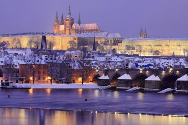 Gece karlı Prague City ile Gotik Castle, Çek Cumhuriyeti