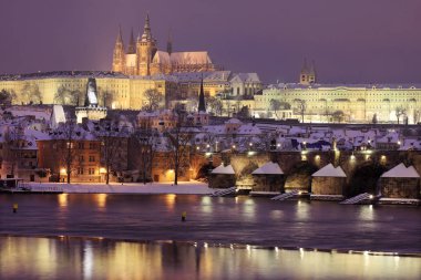 Gece karlı Prague City ile Gotik Castle, Çek Cumhuriyeti