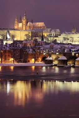 Gece karlı Prague City ile Gotik Castle, Çek Cumhuriyeti
