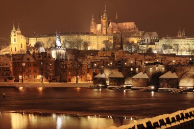 Gece karlı Prague City ile Gotik Castle, Çek Cumhuriyeti