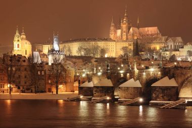 Gece karlı Prague City ile Gotik Castle, Çek Cumhuriyeti