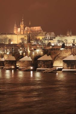 Gece karlı Prague City ile Gotik Castle, Çek Cumhuriyeti