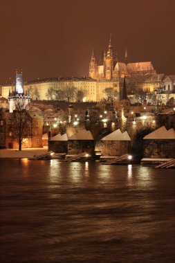 Gece karlı Prague City ile Gotik Castle, Çek Cumhuriyeti