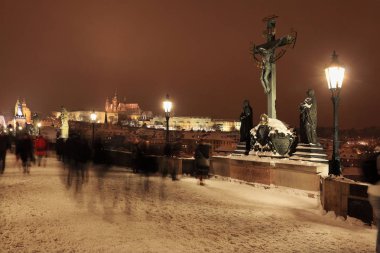 Gece karlı Prague City ile Gotik Castle, Çek Cumhuriyeti