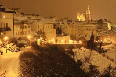 Gece karlı Prague City ile Gotik Castle, Çek Cumhuriyeti