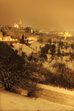 Gece karlı Prague City ile Gotik Castle, Çek Cumhuriyeti
