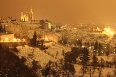 Gece karlı Prague City ile Gotik Castle, Çek Cumhuriyeti