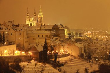 Gece karlı Prague City ile Gotik Castle, Çek Cumhuriyeti