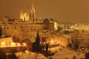 Gece karlı Prague City ile Gotik Castle, Çek Cumhuriyeti